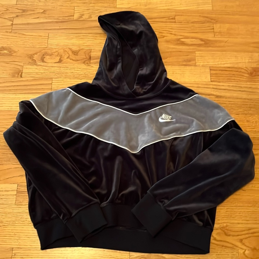 Nike Women’s Heritage Velour Cropped pullover